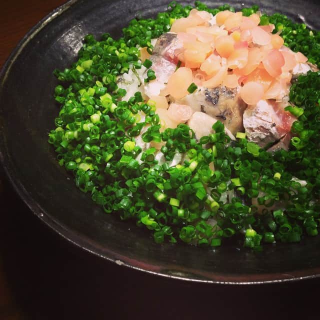 志摩有子さんのインスタグラム写真 - (志摩有子Instagram)「酢〆めの鯵と新生姜はお寿司になりましたとさ。薬味もたっぷり。 #初夏 #晩ごはん #鯵寿司 #薬味マニア」6月3日 21時16分 - ariko418