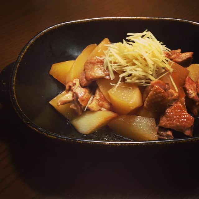 志摩有子さんのインスタグラム写真 - (志摩有子Instagram)「こっくりと鶏と大根の煮物も。甘辛味があるとほっとする。 #初夏 #晩ごはん #生姜たっぷり」6月3日 21時18分 - ariko418