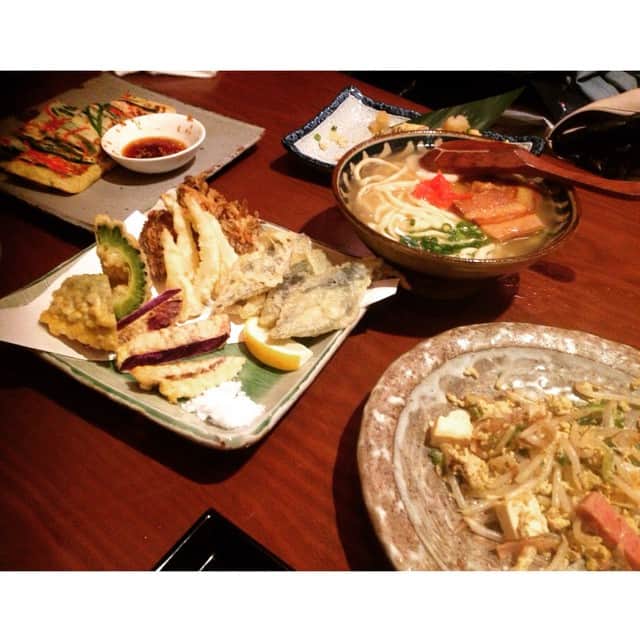 shenaaa16のインスタグラム：「❤︎◟̑◞̑❤︎ *  沖縄料理で… 晩ごはん〜🙌🏻 *  島らっきょうは 浅漬け、炒めもの、揚げ物 どれも美味しかった〜(*˙︶˙*)☆*° *  最近仕事終わりの 一杯が…うまいッ🍻🙈🍻」