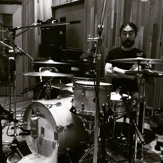島田昌典のインスタグラム：「今日のレコーディングのドラムはカースケさん。 チャーリーワッツ仕様のグレッチ、良い音でした。 僕はプレイヤーとしてピアノとオルガンで参加。 セーので歌までレコーディング。バラスーシな楽曲となりました！」