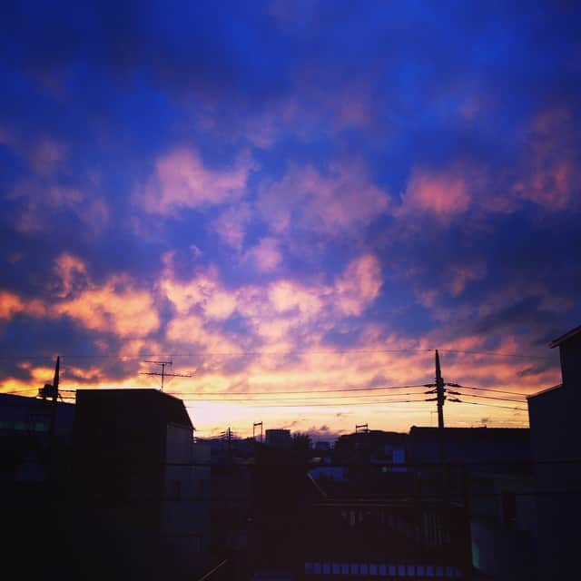 志摩有子さんのインスタグラム写真 - (志摩有子Instagram)「晩ごはん作りながら眺める夕焼け。我が家は下町にあるので、まるで三丁目の夕日みたい🌆 #初夏 #夕焼け #台所仕事 #ヴィンテージハウスM」6月3日 19時05分 - ariko418