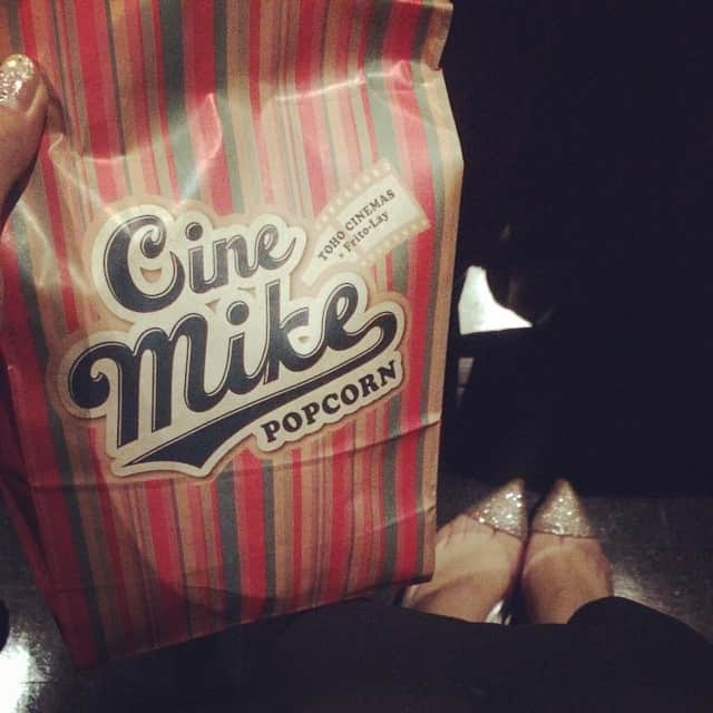 笛木優子のインスタグラム：「映画レディースデー。 お約束のポップコーン。 新宿スワン。😊💕🌟」