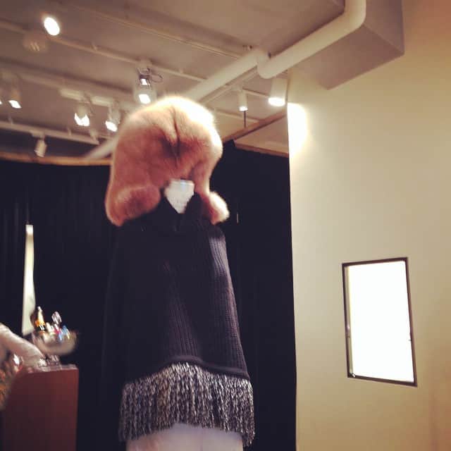志摩有子さんのインスタグラム写真 - (志摩有子Instagram)「続いてドゥロワーに。冬は➖20℃になる大学生の住む旭川へのパトロールにはこのファーの帽子が必要かも。 #ドゥロワー #15fw #展示会」6月4日 16時23分 - ariko418