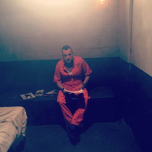 トム・サイズモアのインスタグラム：「Sitting in my cell... but not like you would expect! Going over my lines for the movie #halloweed」