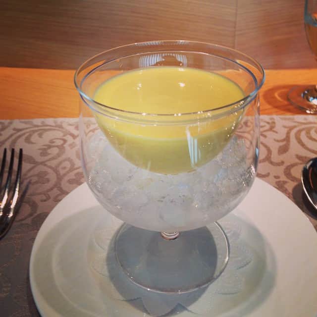 志摩有子さんのインスタグラム写真 - (志摩有子Instagram)「半休取った旦那さまとひらやまの初ランチ。スターターはトウモロコシの冷製スープ。甘くて濃厚🌽」6月4日 12時44分 - ariko418