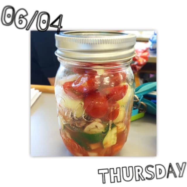 のインスタグラム：「6/4 木曜日のお昼ごはん  水木金はジャーサラダ！ ドレッシングのネタを増やしたい😑 #メイソンジャー #Masonjar  #サラダ #レモンサルサソース #キュウリ  #にんじん #トマト  #タマネギ  #くるみ #セロリ」