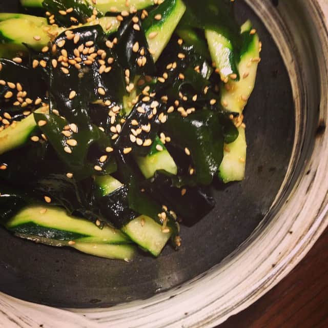 志摩有子さんのインスタグラム写真 - (志摩有子Instagram)「あとはワカメと胡瓜の和えものを。おろしニンニク少々にダシ醤油と胡麻油で和えるだけ。炒り胡麻パラリで完成。簡単。 #晩ごはん #簡単ごはん #キムチ鍋に良く合う」6月4日 21時09分 - ariko418