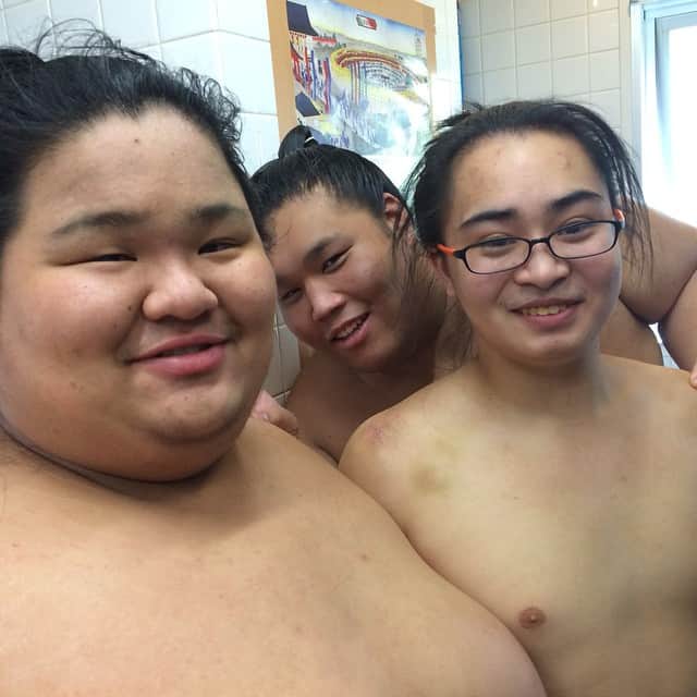 あかつさんのインスタグラム写真 - (あかつInstagram)「今日のチャンコ番！  宮内さん 西山さん 圷さん  今日もごっちゃんですっ！  #尾上部屋 #相撲 #チャンコ」6月5日 9時57分 - akatsu_sumo