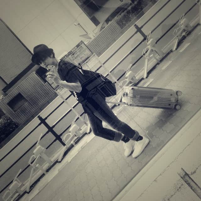 のインスタグラム：「RIMOWAはお気に入り。 ヘアメイクの中島康平さんの真似して使ってますw  #RIMOWA #CA4LA #chigo #NIKE #大阪での1枚 #中島康平 #withmyrimowa」