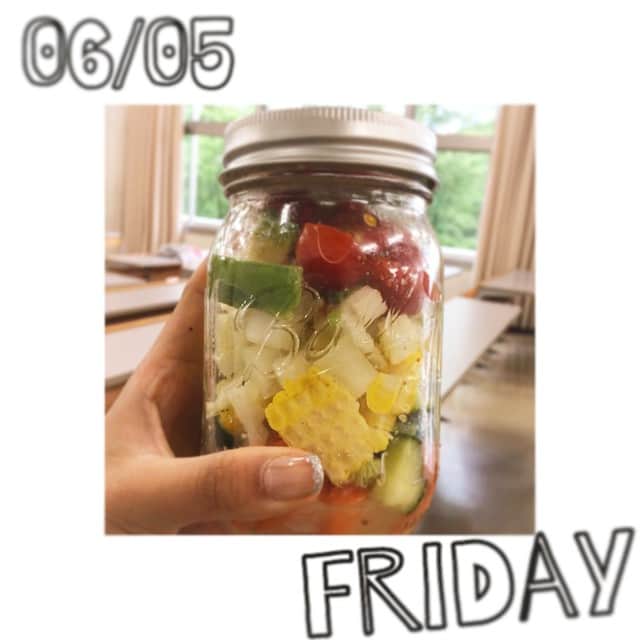 のインスタグラム：「6/5 金曜日のお昼ごはん  #メイソンジャー #Masonjar  #サラダ #自家製#レモンドレッシング #にんじん #キュウリ #セロリ #アボガド #トマト #トウモロコシ」