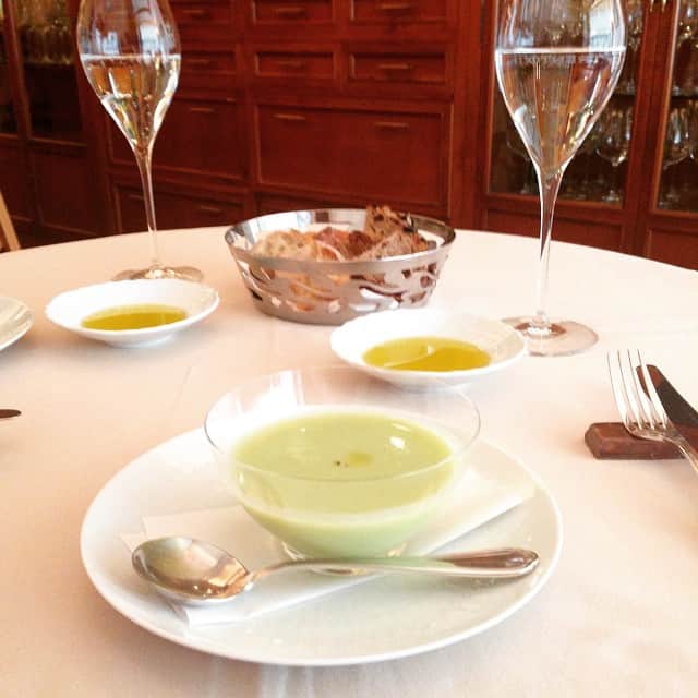 志摩有子さんのインスタグラム写真 - (志摩有子Instagram)「こんなに大人になってから仲よくなれそうな関係ができるのは嬉しく幸せなこと。ゆっくりランチで語り合う至福の時間。どんよりお天気を忘れさせるグリーンが爽やかな空豆の冷製スープから。」6月5日 15時00分 - ariko418