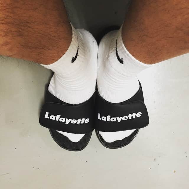 のインスタグラム：「昨夜GETしてすぐ履くスタイル！！ 楽チンだし履きやすい！！ ありがとうございます！！ #lafayette  #lafayettenyc  #アニバーサリー  #ラファイエット #サンダル #楽すぎる」
