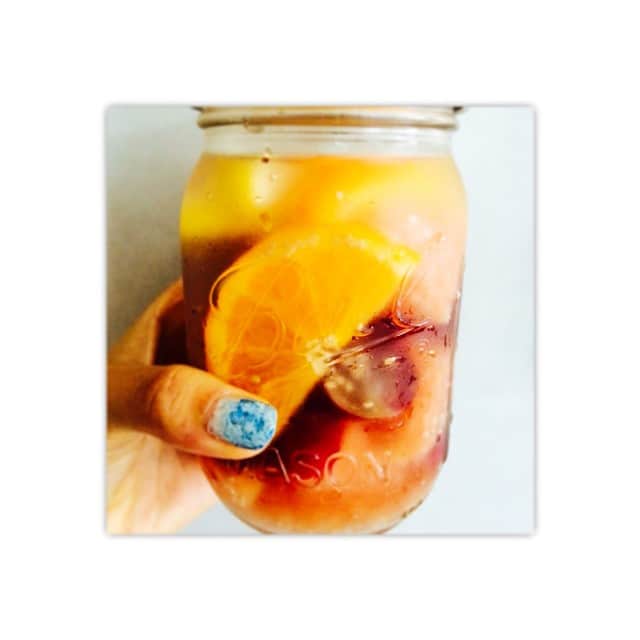 のインスタグラム：「疲れた身体に デトックスウォーター✨✨ #メイソンジャー #Masonjar  #デトックスウォーター #オレンジ #レモン #レッドグローブ #グレープフルーツ #チアシード」