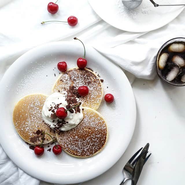 Mikaのインスタグラム：「Happy Sunday🍒🍒 * 今日のパンケーキは ホイップ＋さくらんぼ＋削りチョコ🍫 * 素敵な週末をお過ごしください. *」