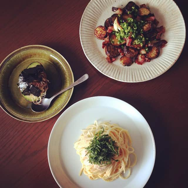 志摩有子さんのインスタグラム写真 - (志摩有子Instagram)「週末買物に行けなかったので昼ごはんは冷蔵庫のあり合わせで。 明太子パスタにベーコンと茄子炒め。柔らかくなりすぎ一歩手前のアボカドはまたもや @likelikekitchen 小堀先生レシピの梅干しポン酢で。茗荷ともみ海苔とスプーンですくって食せば明太子パスタのいいアクセントに。 #昼ごはん #明太子パスタ #2品でパスタ定食」6月8日 13時50分 - ariko418