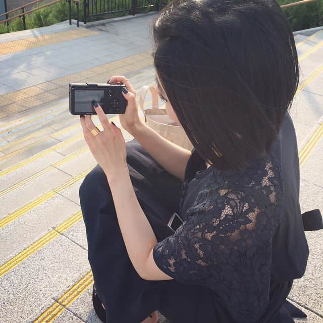 生野優子さんのインスタグラム写真 生野優子instagram 河川敷で今にも手をつなぎ