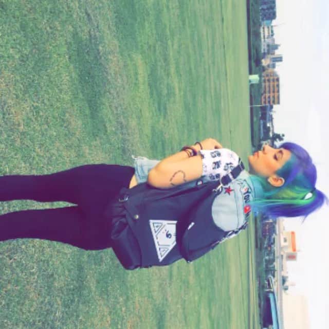 ミランダ・イバネスのインスタグラム：「💚💜💙」