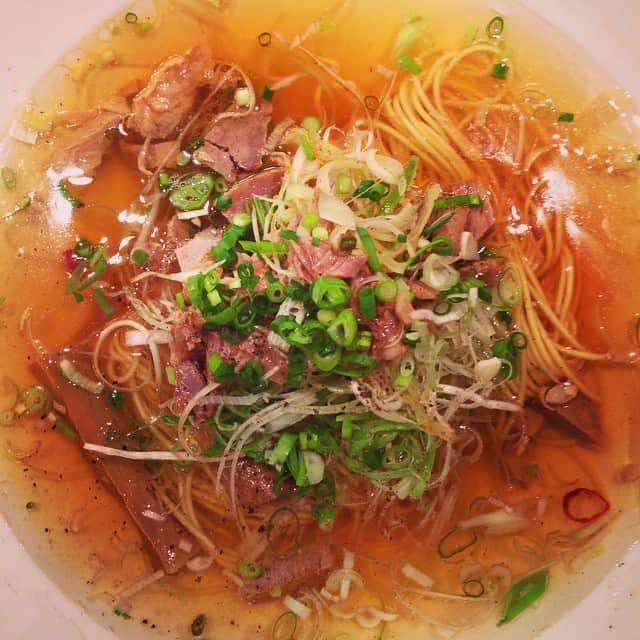 志摩有子さんのインスタグラム写真 - (志摩有子Instagram)「雨が降り出す前に無事にロケ終了。早めのランチですずらんへ。 クリアなスープに細麺の葱肉麺。 #ロケごはん #ラーメン #無化調」7月7日 12時05分 - ariko418