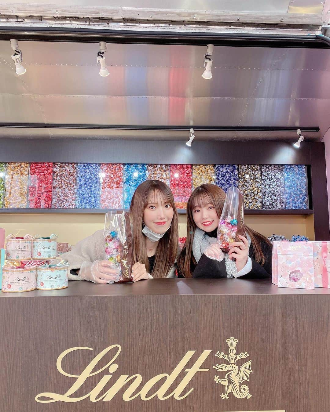 田中菜津美さんのインスタグラム写真 - (田中菜津美Instagram)「@lindt_chocolate_japan の ハートフルワゴンが天神に来てたので せりちゃんと行ってきました💗 . 2月6日までやってるみたいです🍫 ドリンクのんでヒゲ付けて遊んでた😂 今後は熊本、宮崎、鹿児島を巡るみたいなので 遊びに行ってみてください🍫💞 . #lindt #リンツ #リンツハートフルワゴン #リンドール」2月5日 23時07分 - natsumitanaka_0810