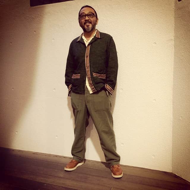 のインスタグラム：「今日もグリーン系  バハシャツ #TENDERLOIN  #ファティーグバンツ  シューズ #Trickers  #ENGINEEREDGARMENTS  眼鏡 #白山眼鏡 #TheStylistJapan  ファティーグバンツの マイブームが来た〜🌵 #大久保篤志」