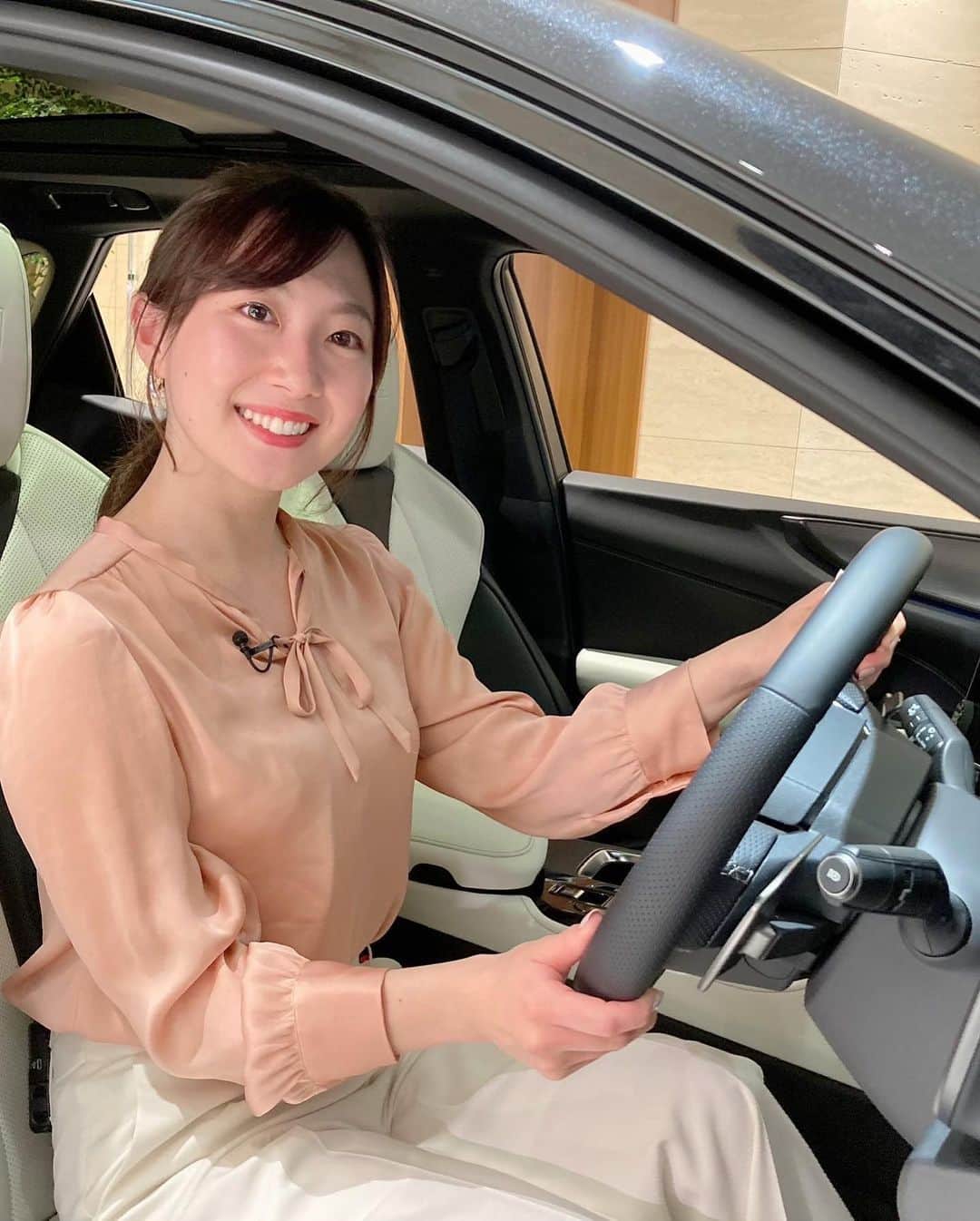 佐竹明咲美さんのインスタグラム写真 - (佐竹明咲美Instagram)「. .  LEXUS TOKYOのHPで、 新型NXの魅力を紹介する動画の リポーターを担当しています！  驚きの機能が盛りだくさんで、 未来の車を見ているようでした🌟 なんと、スマホで駐車できます📱  オーナーズラウンジも ラグジュアリーで贅沢な空間でしたよ💎  3つの動画が公開されています☺️ ぜひご覧ください♪  ネットで、 「LEXUS TOKYO Movies」と ご検索ください🔎  https://lexustokyo.jp/file/special/99101/9819/movies/  #LEXUS #新型NX #機能がすごいのはもちろんのこと #とにかく #かっこいい！！  #シートの座り心地も高級ソファみたい #包み込まれるようでした #遠くまでドライブしたくなりました🌊  #ちなみに #普通自動車の運転免許は持っています！ #岡山時代は乗り回していました🚗」2月17日 16時48分 - asami_satake