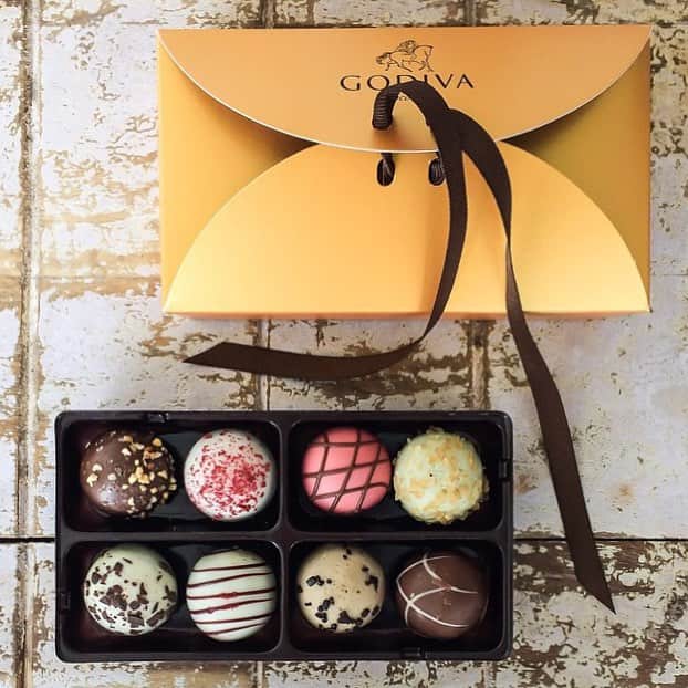 GODIVAさんのインスタグラム写真 - (GODIVAInstagram)「Delicious picks @shopshals. Hand-select your favorite chocolates & truffles from our chocolate case #regram #GODIVA #Chocolate」7月9日 10時32分 - godiva