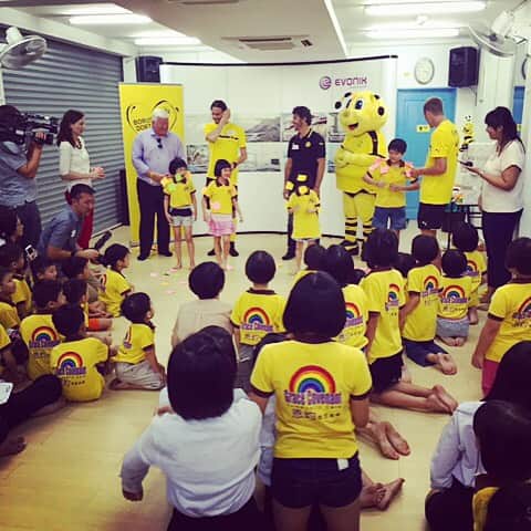 ボルシア・ドルトムントさんのインスタグラム写真 - (ボルシア・ドルトムントInstagram)「@subotic4 und Maskottchen Emma besuchen sozial benachteiligte Kinder im Grace Covenant Community Care in Johor. // Neven Subotic and EMMA visiting children at Grace Covenant Community Care in Johor, Malaysia. 🇲🇾💛 #asiatour #bvb #dortmund #borussiadortmund #gracecovenant #subotic #emma #malaysia」7月9日 17時06分 - bvb09