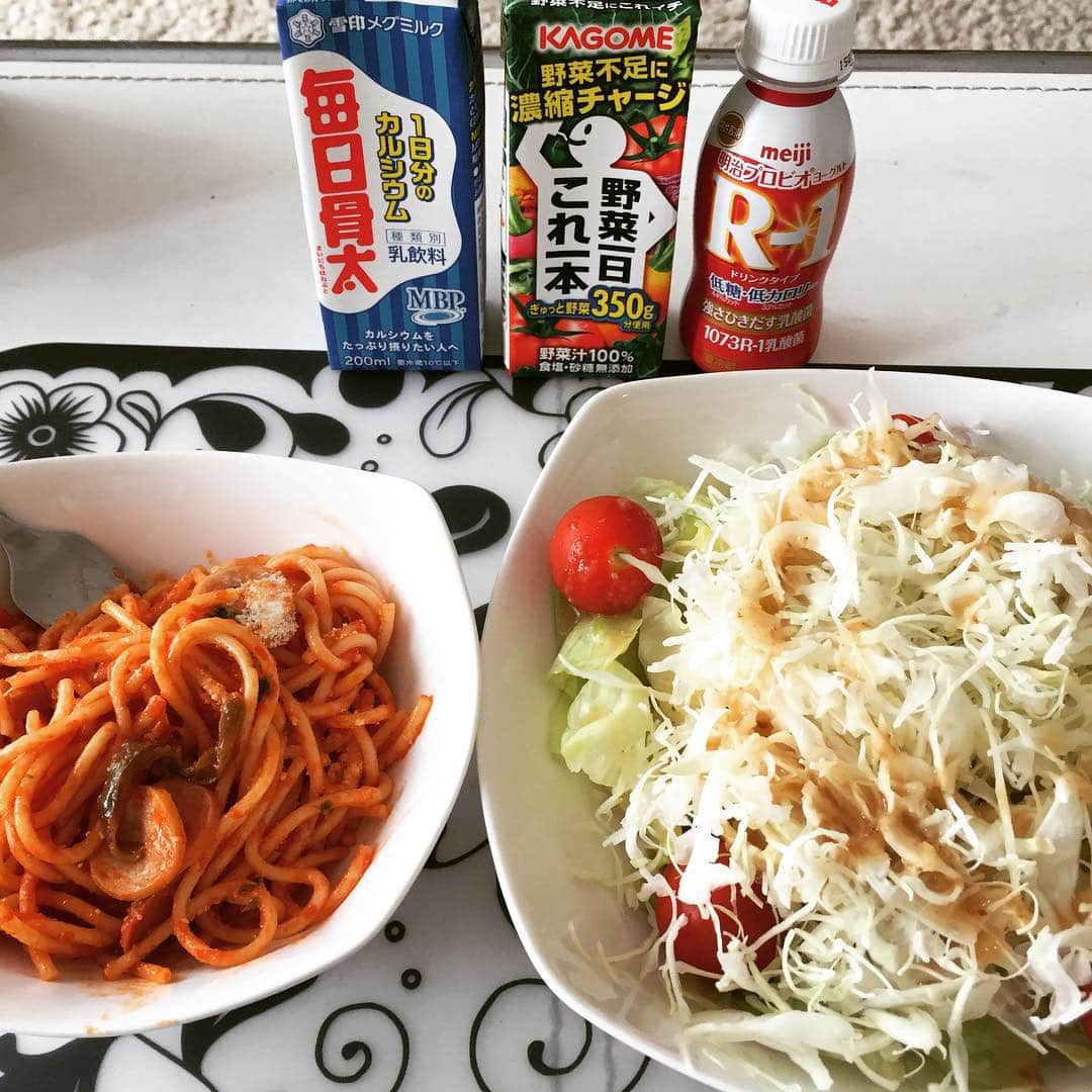 ISSA さんのインスタグラム写真 - (ISSA Instagram)「Gooood mooorning！  #ISSA  #DAPUMP  #breakfast  #サラダ #ナポリタン #野菜一日これ一本 #毎日骨太 #R1  #野菜がたくさん食べたい #今日は惣菜ナポリタンも #欠かせない飲み物 #でもすぐお腹空いちゃう #梅雨の晴れ間 #ハピハピ #今日は何しよう #子供がいたら公園だな #何言ってんだかオレ  #独身生活  #独身中毒  #世間は世間 #オレはオレ #本当何言ってんだかオレ #だけど子供は欲しい  #はいひとり言星人 #皆んながいい１日になりますように」7月10日 10時06分 - issa_hentona