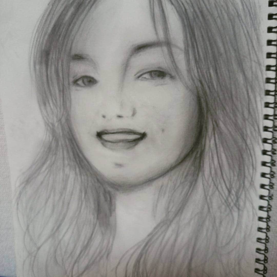花井美理のインスタグラム：「#drawing  #pencil #smile #デッサン #モデルはなし #途中でちょっと飽きた #時間がかかりすぎる #落書き」