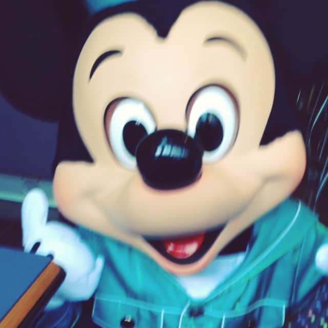 𝙴𝚁𝙸𝙲𝙰𝙽のインスタグラム：「#disneysea #disney #グリーディング ランチしようと思ってたら爆睡 せっかく #mickey きたのに 起きませんww 起こさないように いないいないばあー♡ でも３０分後また来てくれた‼︎ #優男#mickey」