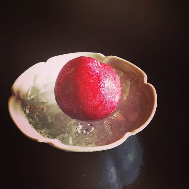 志摩有子さんのインスタグラム写真 - (志摩有子Instagram)「朝食の後にプラム。 #GM #湯河原 #初夏 #朝フルーツ」7月10日 10時46分 - ariko418