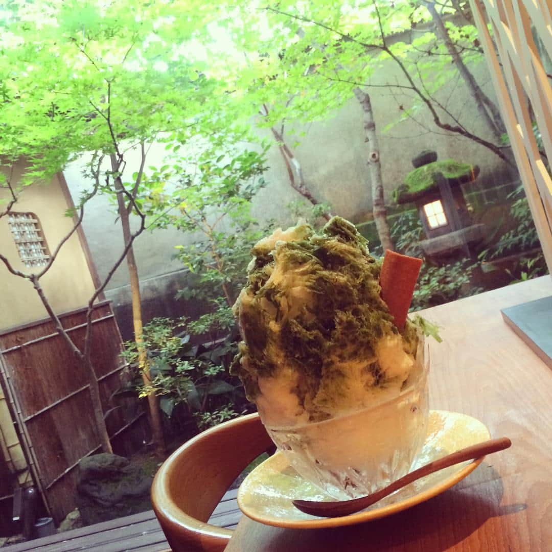 笛木優子のインスタグラム：「きのう、きのう、きのう、京都はかなり蒸し暑かった💦😅 祇園ＮＩＴＩの宇治抹茶かき氷だよ💕 今年もカキゴラーだぞ😊👍#祇園#祇園NITI#かき氷」