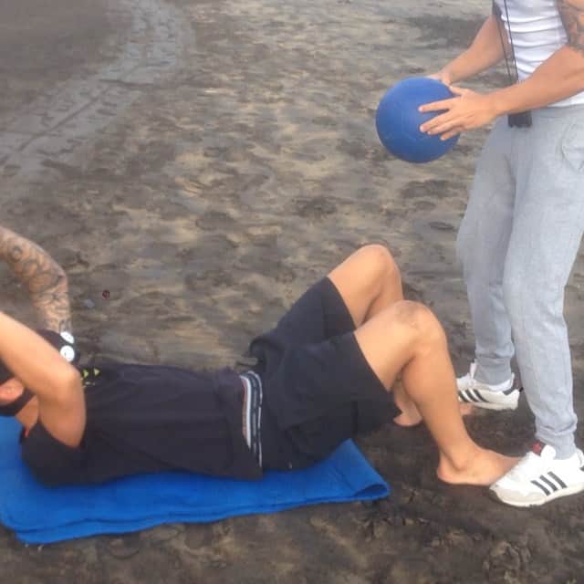サンドロ・ラミレスのインスタグラム：「Termina la primera sesión del dia. Esta tarde más💪 !! @iglesias_trainer @borjaramirezp」