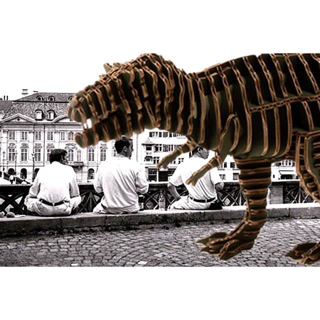 d-torso USのインスタグラム：「Grrr... Hear a snort from behind you ! #😱 #🐾 #omg It's a #trex ! Play with #dtorso #dinosaur collection. #craft #figure #kids #cardboad」