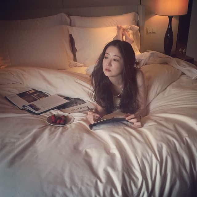 チェ・ジョンウォンのインスタグラム：「침대위에서영화한편#일상 #영화#로맨스#멜로」