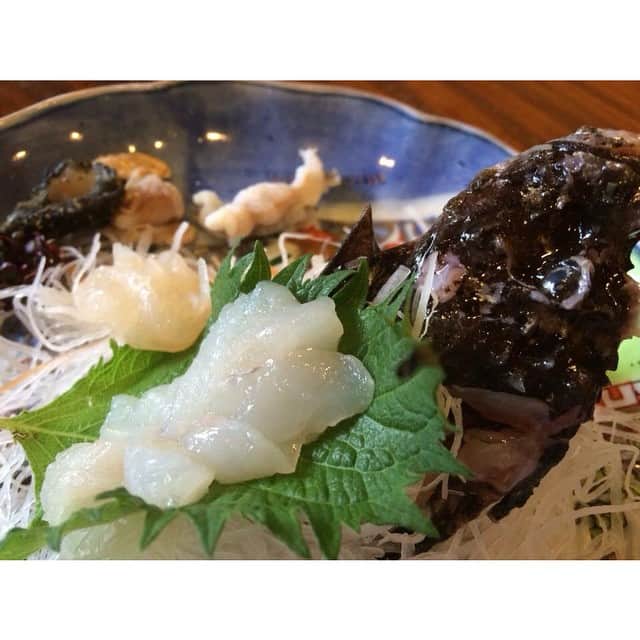 Washoku (和食) Japanese Foodのインスタグラム：「You might not notice if you don't look at it carefully, but this #black rock-looking is actually a stonefish. A lot of stonefishes are caught in the Seto Inland Sea (Seto Naikai), and are cooked fried or prepared #alive in #sashimi. They look scary but taste great.  Photo: Iso in #Onomishi, #Hiroshima  #japanesefood #japanese #cuisine #rawfood #fish #sushi #日本食 #和食 #washoku #広島 #刺身」