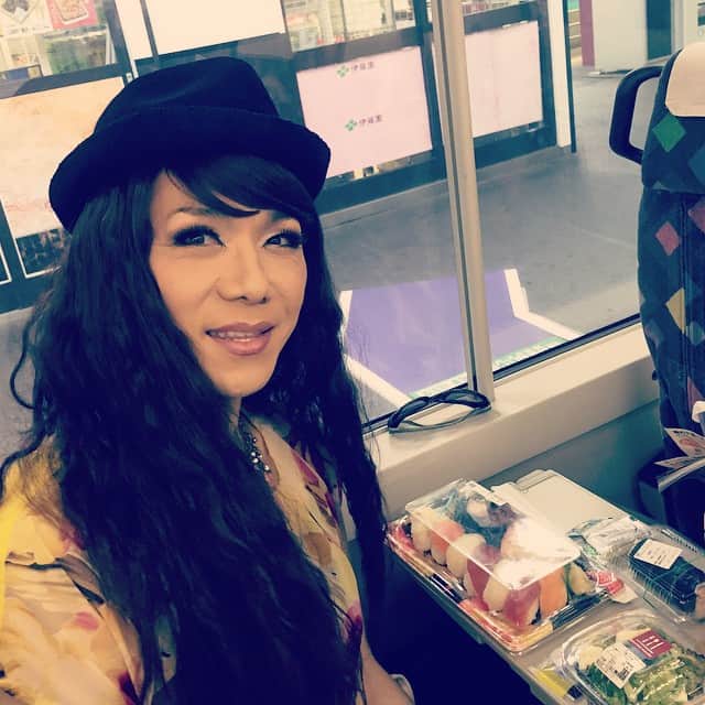 ブルボンヌのインスタグラム：「甲府から新宿2丁目に向かうソバージュさん。」