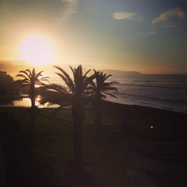 志摩有子さんのインスタグラム写真 - (志摩有子Instagram)「鴨川は朝から快晴。朝日が美しい。 #GM #sunrise #sunnyday #sunshine #朝日 #まこちゃん安心して」6月20日 5時05分 - ariko418