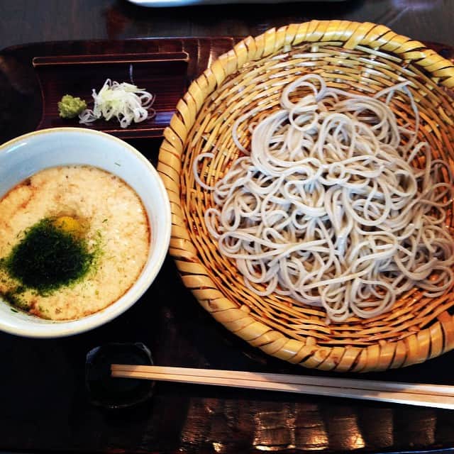 志摩有子さんのインスタグラム写真 - (志摩有子Instagram)「無事に東京に戻って来て、夢呆でお蕎麦。つるりと喉ごしの爽やか。日焼けした頬がヒリヒリ。 #ロケごはん #初夏 #蕎麦 #タモさんご用達 #大学生も大好物」6月20日 14時39分 - ariko418