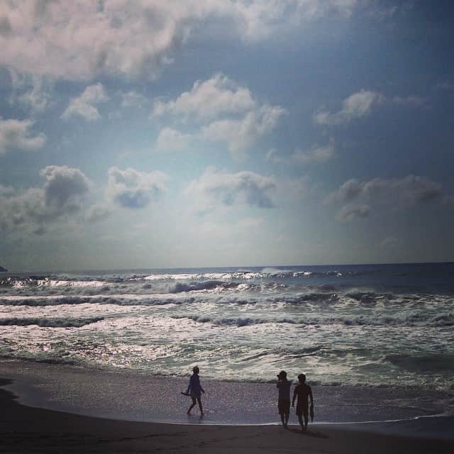 志摩有子さんのインスタグラム写真 - (志摩有子Instagram)「すっかり夏の空、夏の海。 #HERS #magazine #shooting #onthebeach #今日の作家先生 #アメラーマン返上」6月20日 8時30分 - ariko418