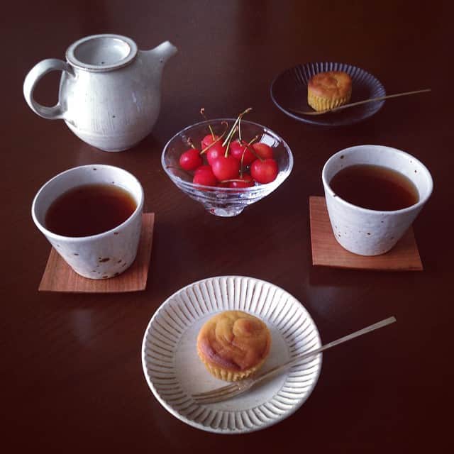 志摩有子さんのインスタグラム写真 - (志摩有子Instagram)「鴨川ロケのお土産で買ってきたスイートポテトでおやつ。コーヒーや紅茶より濃いめに淹れたいり番茶がぴったり。 #父の日 #おやつ #鴨川ぽてと  #一保堂茶舗 #いり番茶 #母譲りの味 #ほっこり」6月21日 15時53分 - ariko418