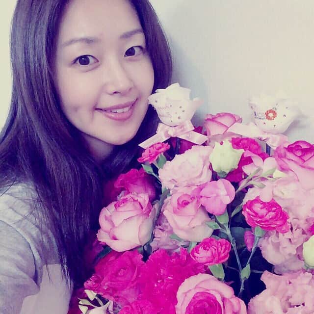 笛木優子のインスタグラム：「メッセージありがとうございます💕👍 オスカー社長様より素敵なお花頂きました（笑）✌️😘 20代最後の歳、若さを武器にこれからも頑張ります😙（笑）  これからも応援よろしくお願いします💖」