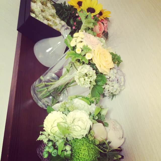 笛木優子のインスタグラム：「お花はいくつもらってもうれしいです✨😊💐👏 今日は父の日でしたね👐 私は両親と鰻を食べました🎀 みなさん、とげのあるメッセージどうもありがとうございました😙👍 良い1年にしたいです🌟💙」
