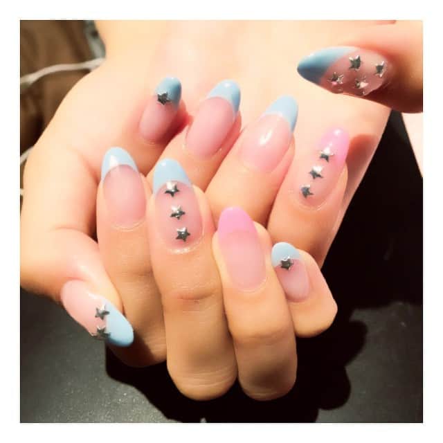 志田友美（ゆうみん）のインスタグラム：「New Nail..💅 #new #nail #star #blue #pink」