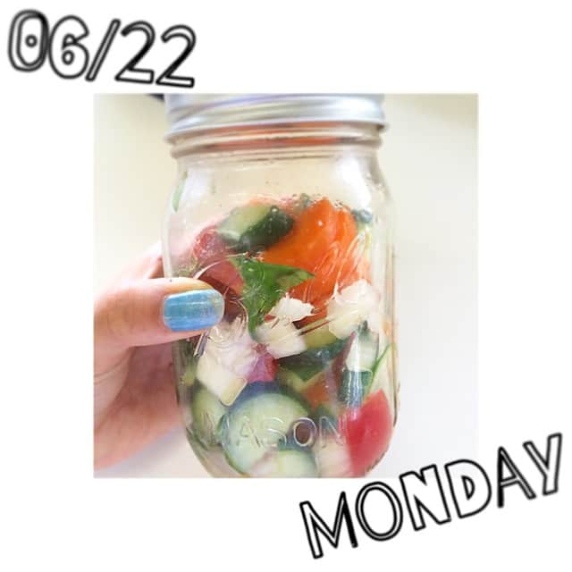 のインスタグラム：「久しぶりのジャーサラダ  #メイソンジャー #Masonjar #サラダ #自家製#塩レモンドレッシング #バジル #タマネギ #トマト #にんじん #キュウリ」