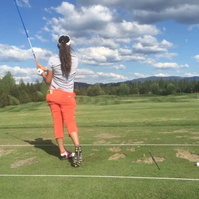 パティ・タバタナキトのインスタグラム：「Working on my driver after the practice round⛳️ #rolextoc #summer #pattygolf #oregon #pg #singha #ping #iomic #tga」