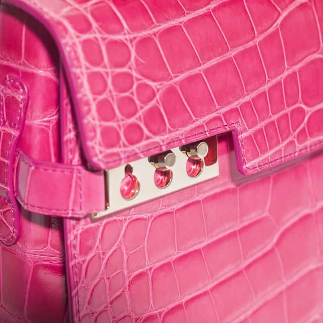デルボーさんのインスタグラム写真 - (デルボーInstagram)「Indian Summer.  The Tempête MM bag in Alligator leather from the @Delvaux #AW#5 Collection with the new Rose Indien colour.  #FW15 #Belgium #Instabag #pink #summer」6月23日 20時05分 - delvaux