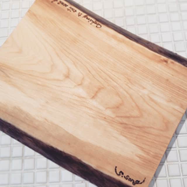 ソニン クッキングさんのインスタグラム写真 - (ソニン クッキングInstagram)「My new cutting board!!✨Yes, I made it from a plain wood board.😉 #DYI#CuttingBoard#Homemade#Sculpture#Painting#Filing #homemadecuttingboard  #CookingToEatRealFood #手作り#まな板#耳つき風#彫刻#刻印#刻字#オリジナル」6月23日 22時50分 - sonim_ckbk