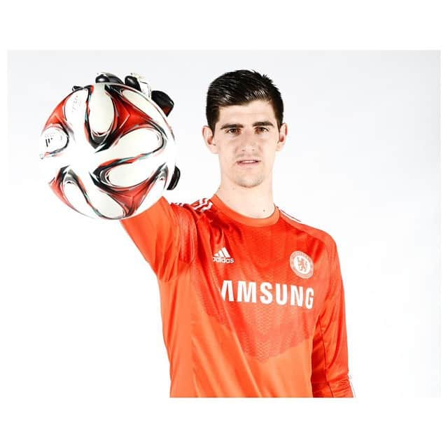 ティボ・クルトゥワのインスタグラム：「Keep voting for Thibaut! ⚠️ Link in bio ⚠️ #thibautcourtois #courtois13 #votecourtois #fifacover2016 @thibautcourtois」