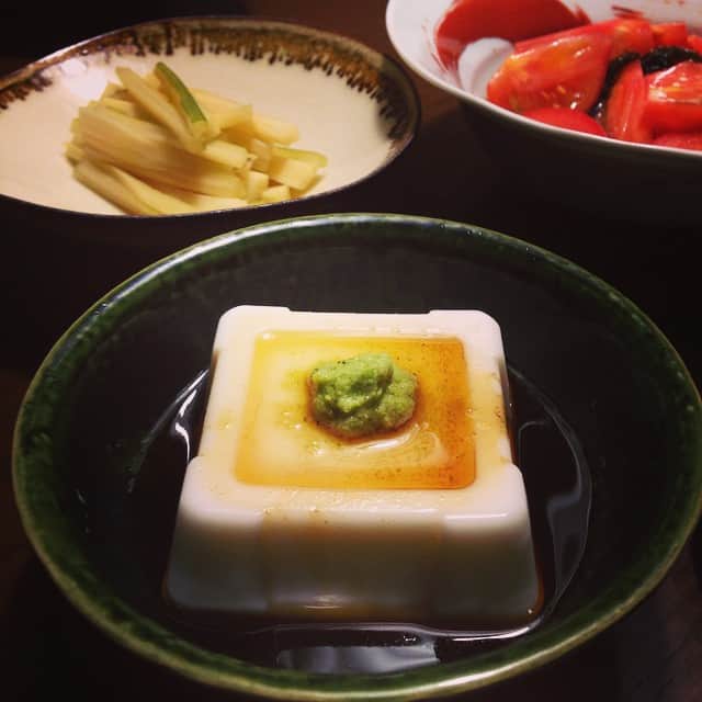 志摩有子さんのインスタグラム写真 - (志摩有子Instagram)「連日バタバタ。今宵は鰻の蒲焼きを持ち帰り。その前にジーマミ豆腐、セロリの土佐酢漬け、もずくトマトでビール🍺胡麻豆腐も美味しいけれどジーマミ豆腐もなかなか。 #晩ごはん #テレ東歌祭り最高 #KinkiKidsはやっぱり硝子の少年 #山下達郎は天才という結論に」6月24日 21時05分 - ariko418